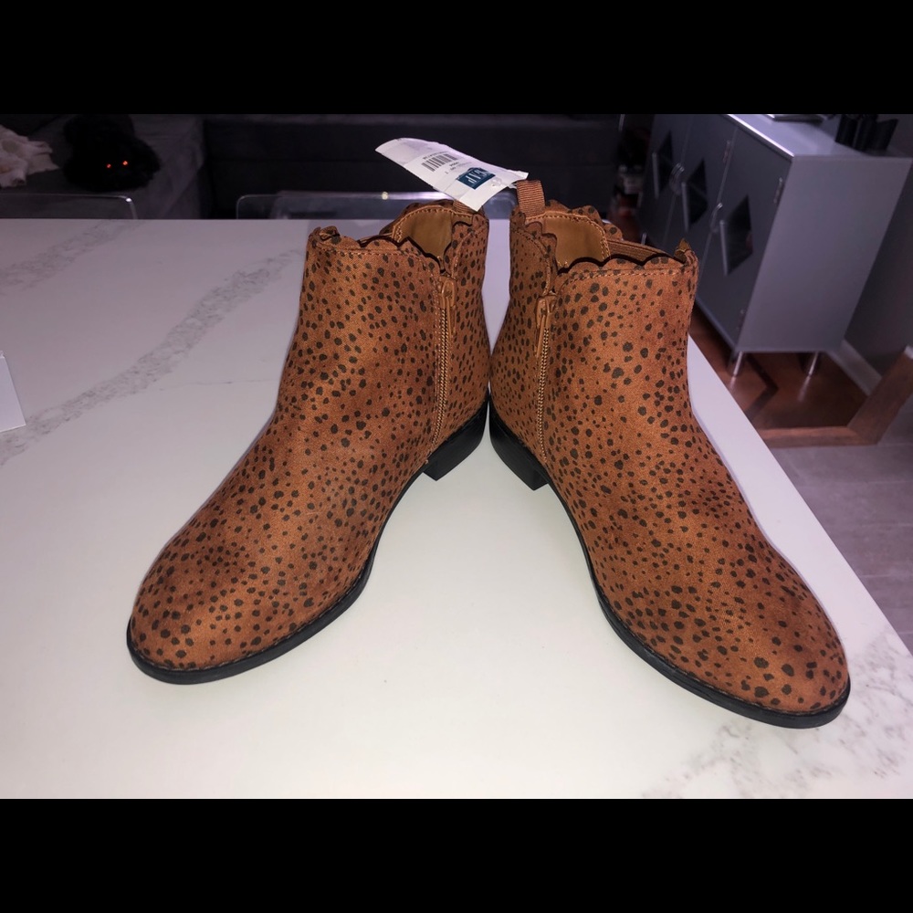 NWT GAP tan/black suede boots size 4
